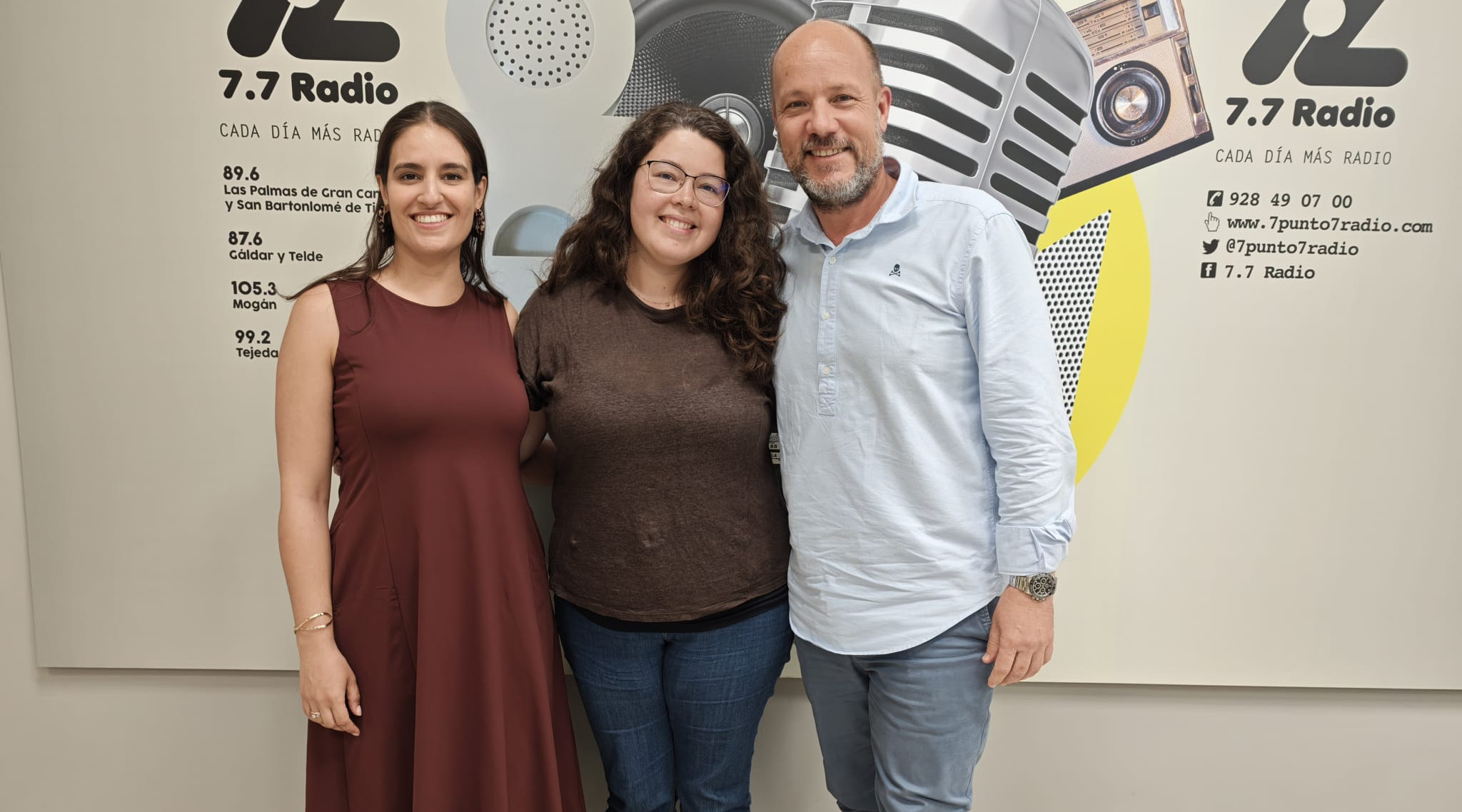 Verónica Lora, Natalia Carrión y José Ricart en los estudios de El Espejo Canario