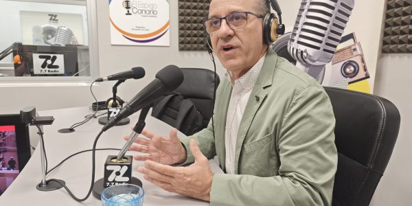 José Ángel Hernández en los estudios de El Espejo Canario