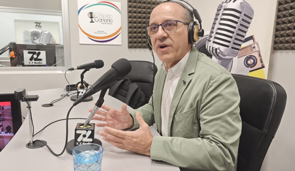 José Ángel Hernández en los estudios de El Espejo Canario