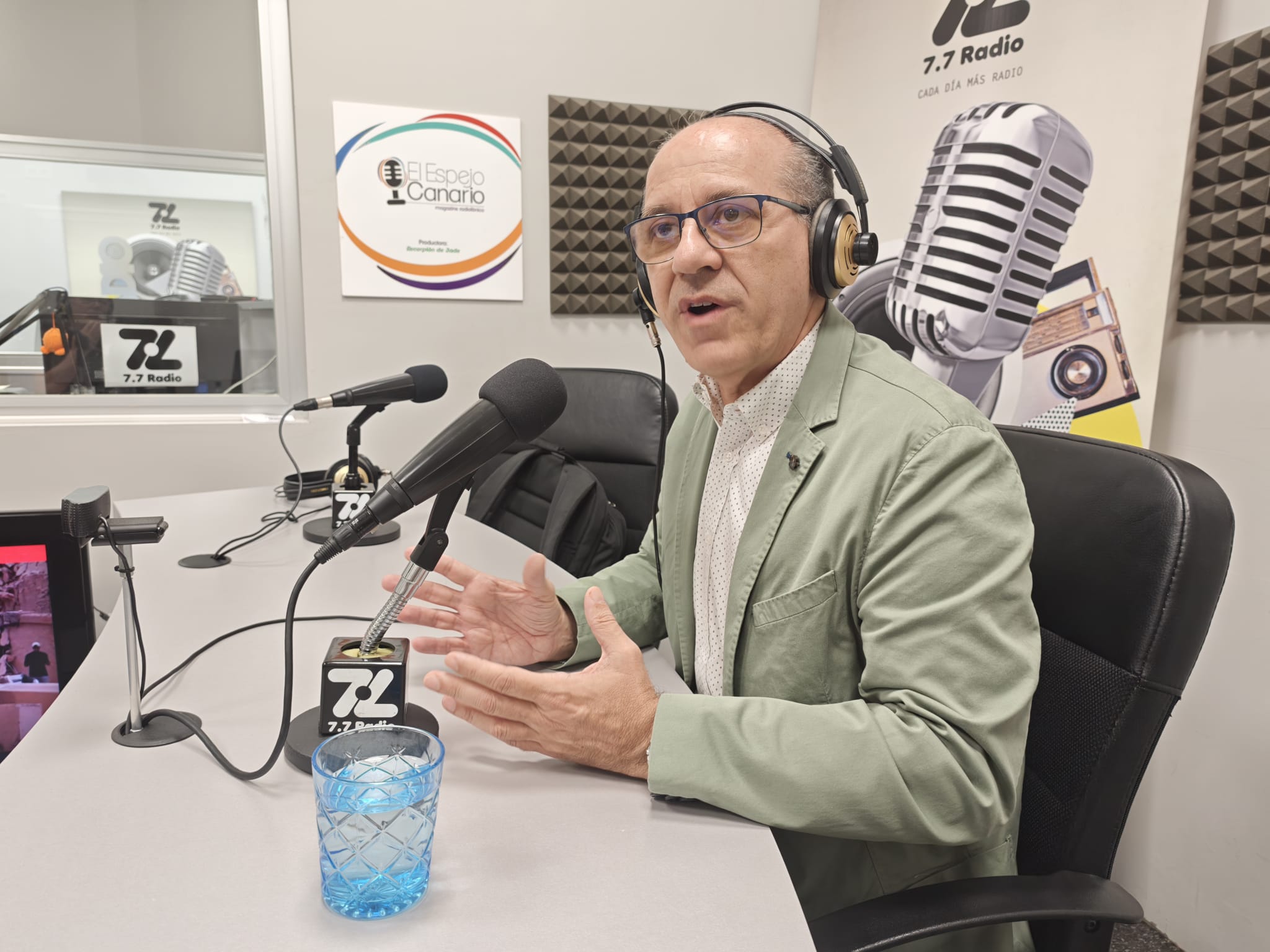 José Ángel Hernández en los estudios de El Espejo Canario
