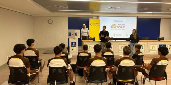Esta acción se enmarca en el compromiso del Proyecto Ganar por la educación en valores y la protección de los jóvenes deportistas | Foto: UD Las Palmas