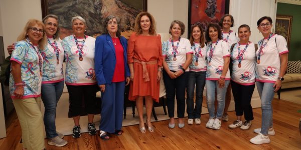 La presidenta del Parlamento recibe a las deportistas de la Asociación de Cáncer de Mama de Tenerife tras su histórico éxito internacional | Foto: Parcan