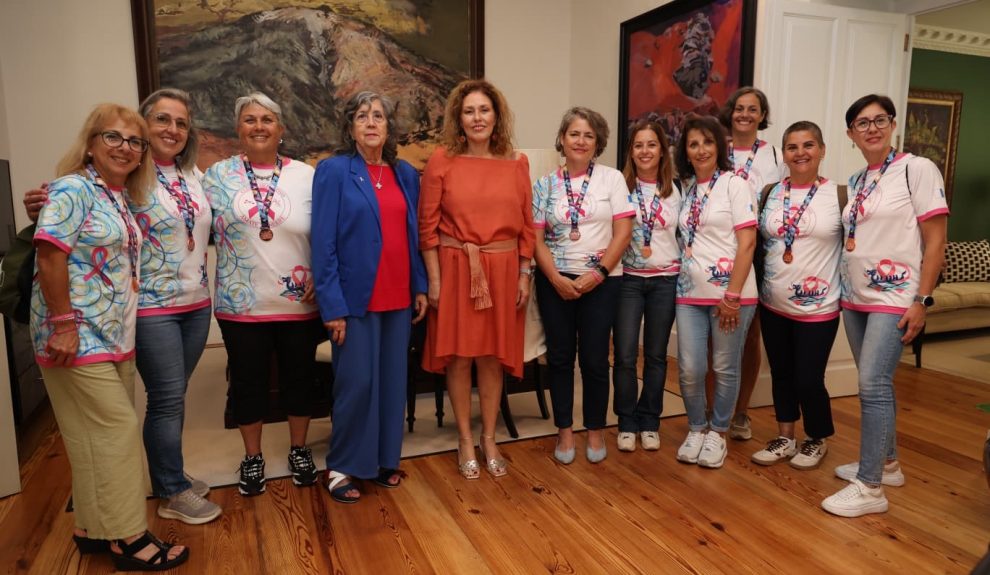 La presidenta del Parlamento recibe a las deportistas de la Asociación de Cáncer de Mama de Tenerife tras su histórico éxito internacional | Foto: Parcan