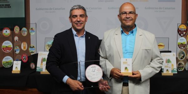 José Miguel Ortega, propietario de Quesos La Gloria, con el queso untado con gofio reconocido como Mejor Queso de Canarias 2026 | Foto: Gobierno de Canarias