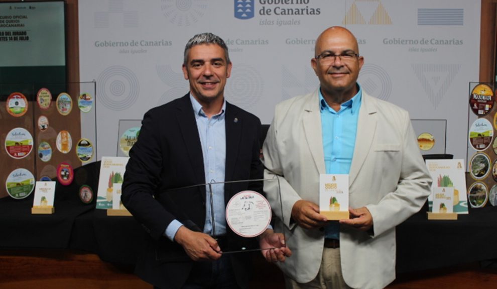 José Miguel Ortega, propietario de Quesos La Gloria, con el queso untado con gofio reconocido como Mejor Queso de Canarias 2026 | Foto: Gobierno de Canarias