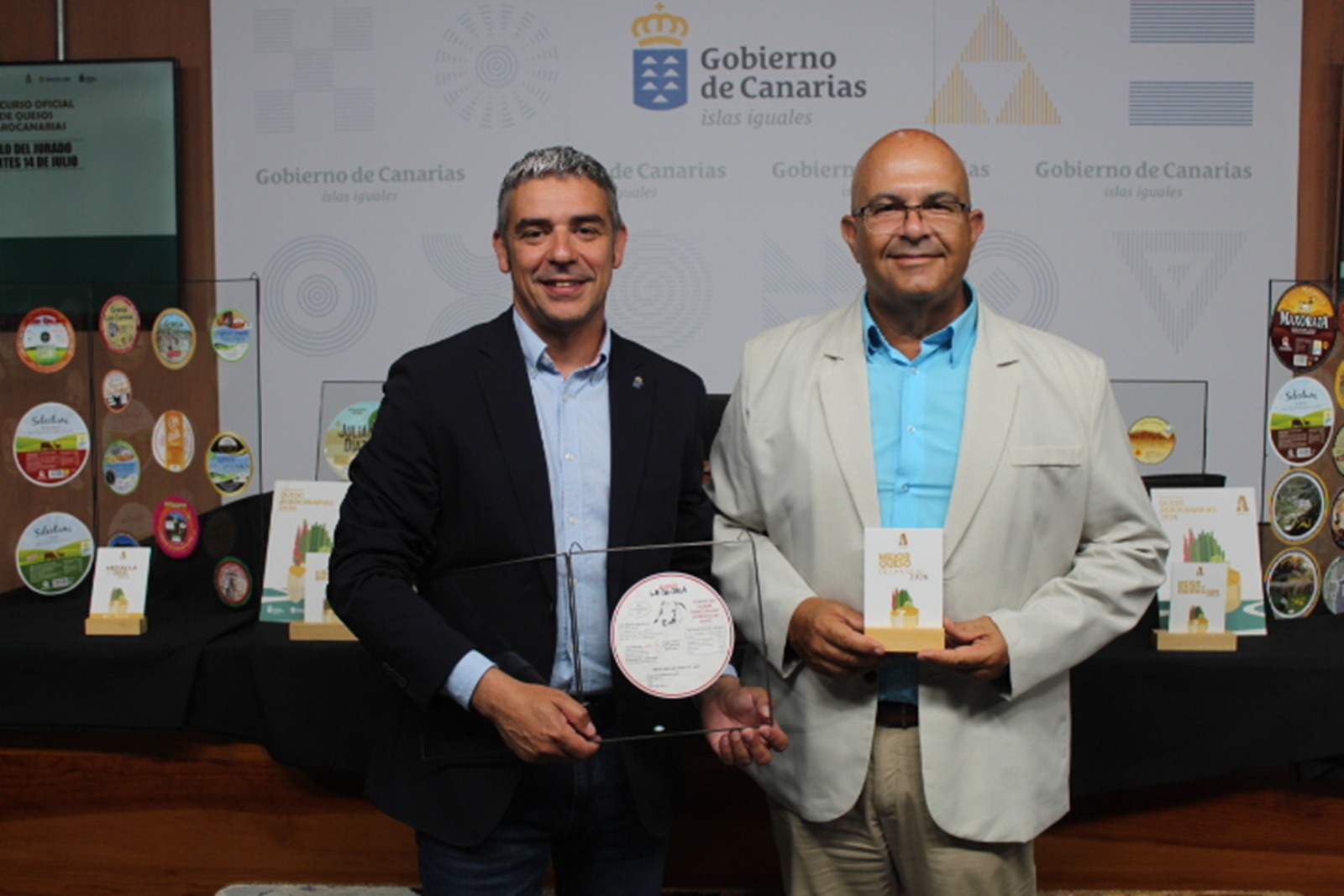 José Miguel Ortega, propietario de Quesos La Gloria, con el queso untado con gofio reconocido como Mejor Queso de Canarias 2026 | Foto: Gobierno de Canarias