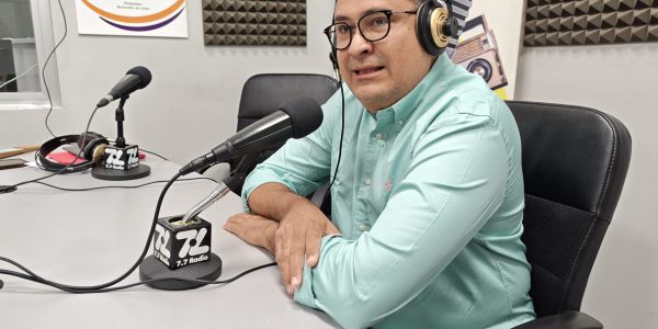 Miguel Ángel Pérez del Pino en los estudios de El Espejo Canario