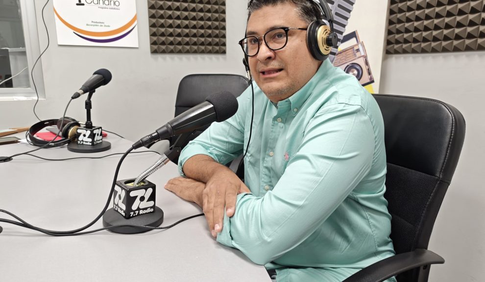 Miguel Ángel Pérez del Pino en los estudios de El Espejo Canario