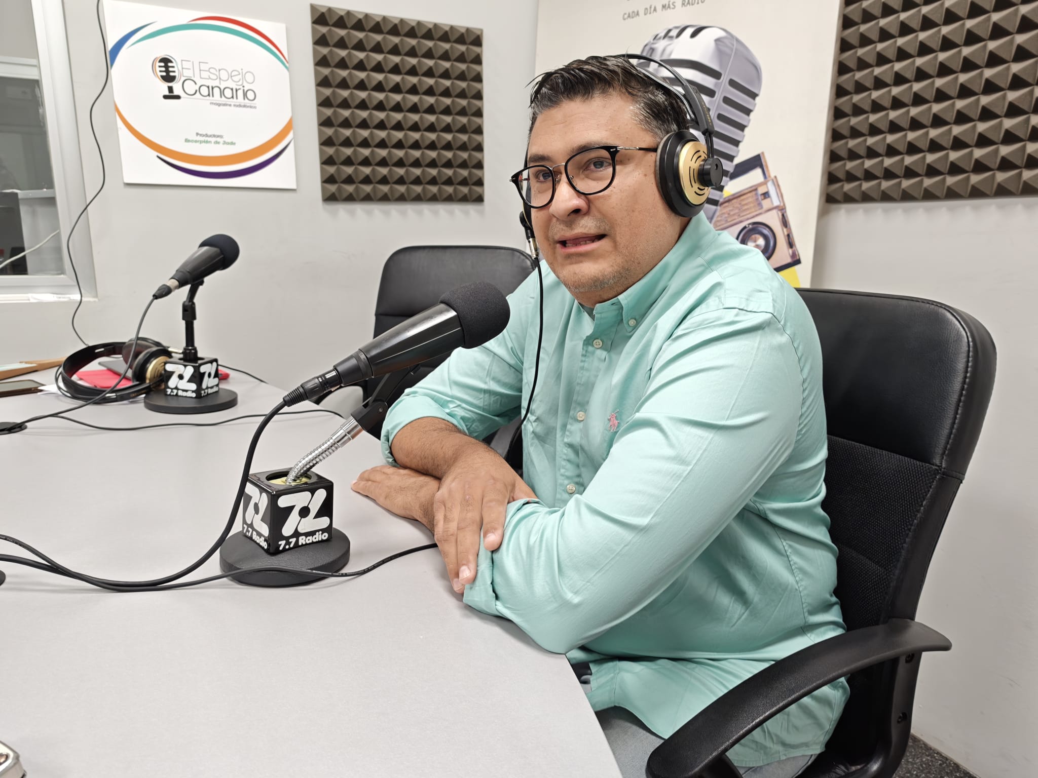 Miguel Ángel Pérez del Pino en los estudios de El Espejo Canario