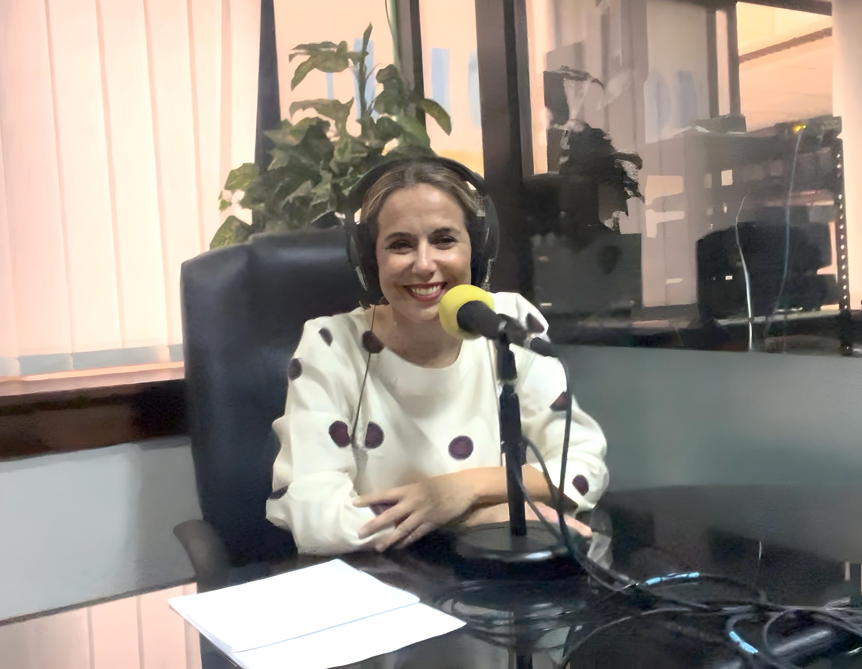 Carmen Pérez en los estudios de El Espejo Canario