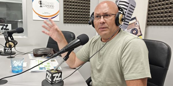 Juan Carlos Lorenzo en los estudios de El Espejo Canario