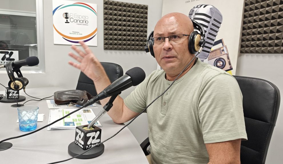 Juan Carlos Lorenzo en los estudios de El Espejo Canario