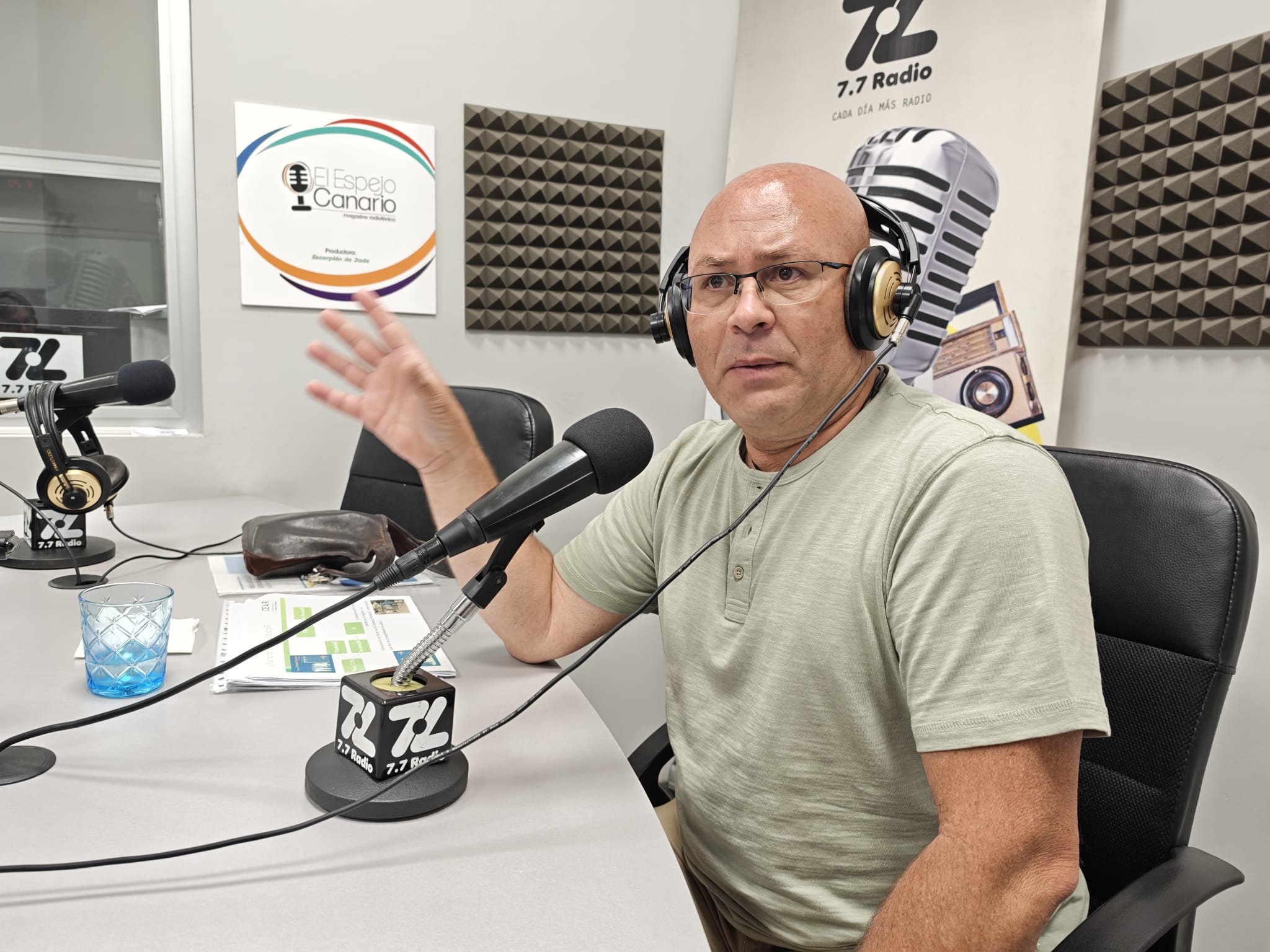 Juan Carlos Lorenzo en los estudios de El Espejo Canario
