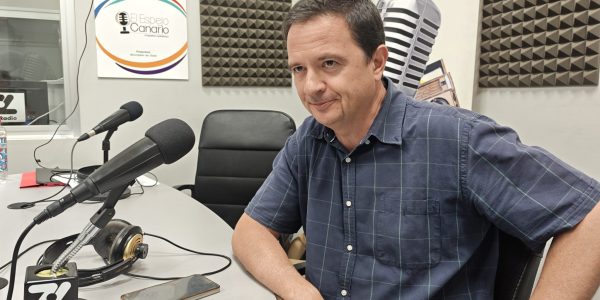 Carlos Medina en los estudios de El Espejo Canario