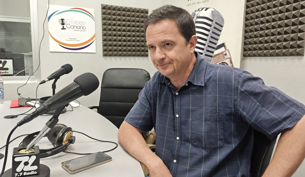 Carlos Medina en los estudios de El Espejo Canario