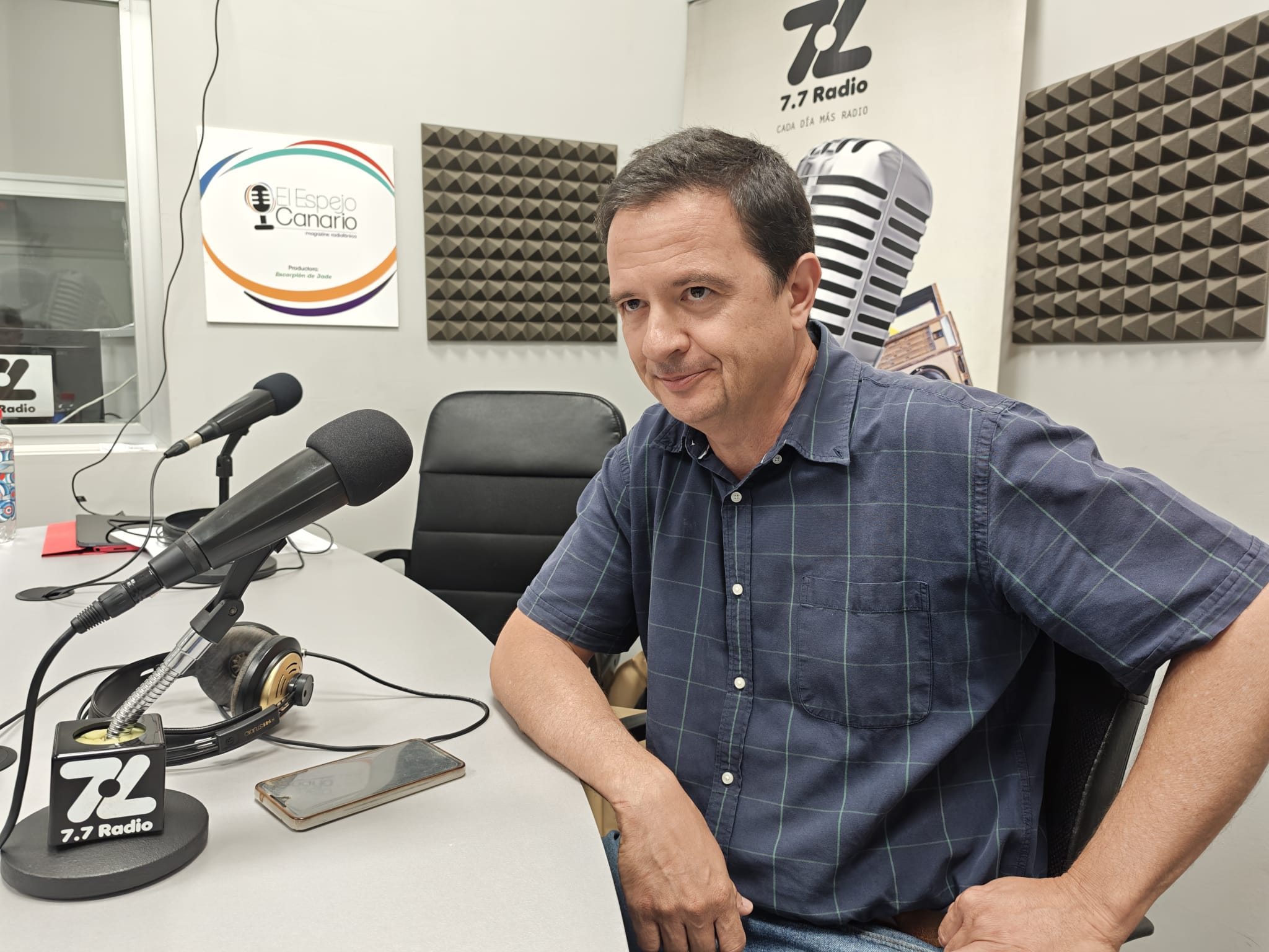 Carlos Medina en los estudios de El Espejo Canario