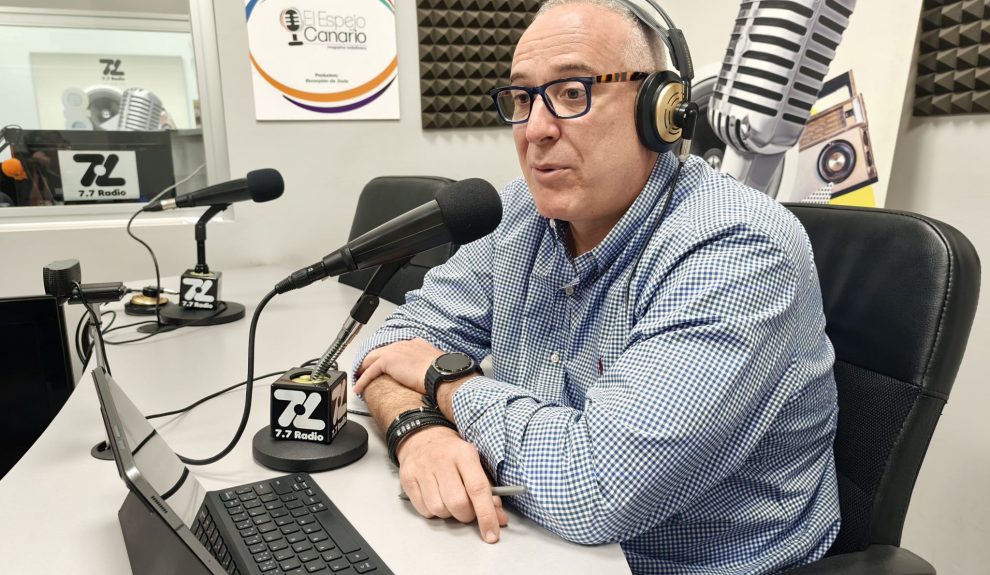Sebastián Sansó en los estudios de El Espejo Canario