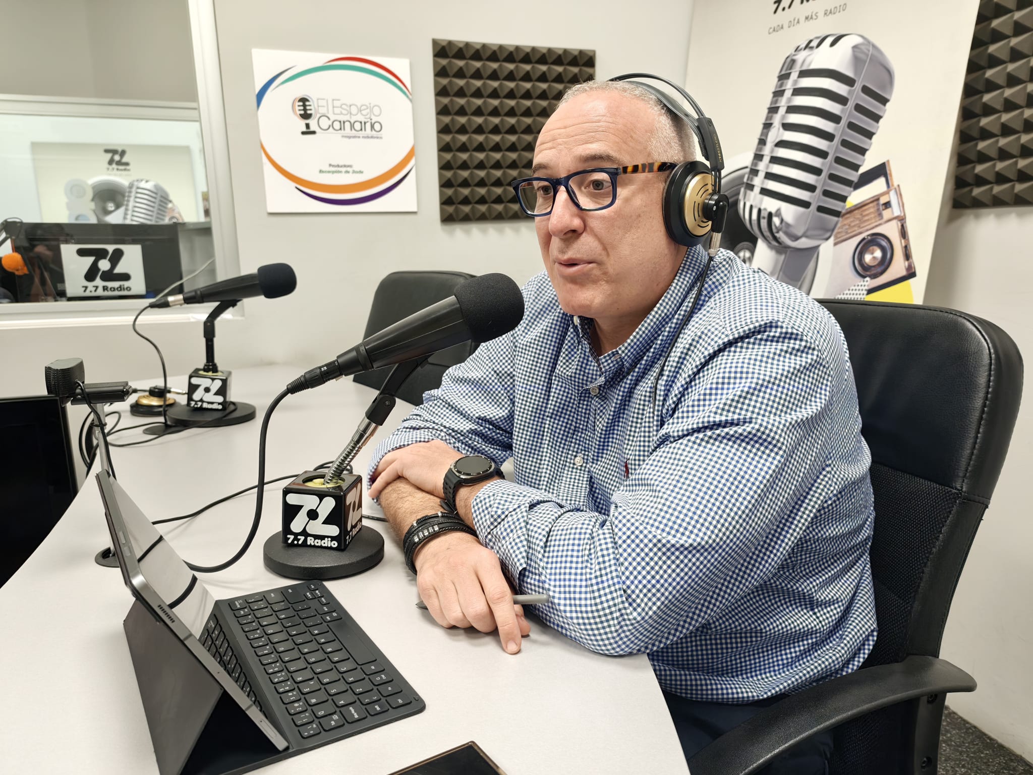 Sebastián Sansó en los estudios de El Espejo Canario
