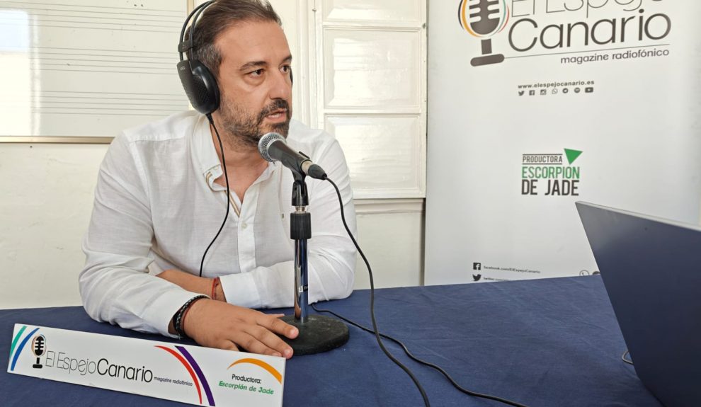 Juan Antonio Peña en el set de El Espejo Canario en la Escuela Municipal de Música, Danza y Teatro de Telde