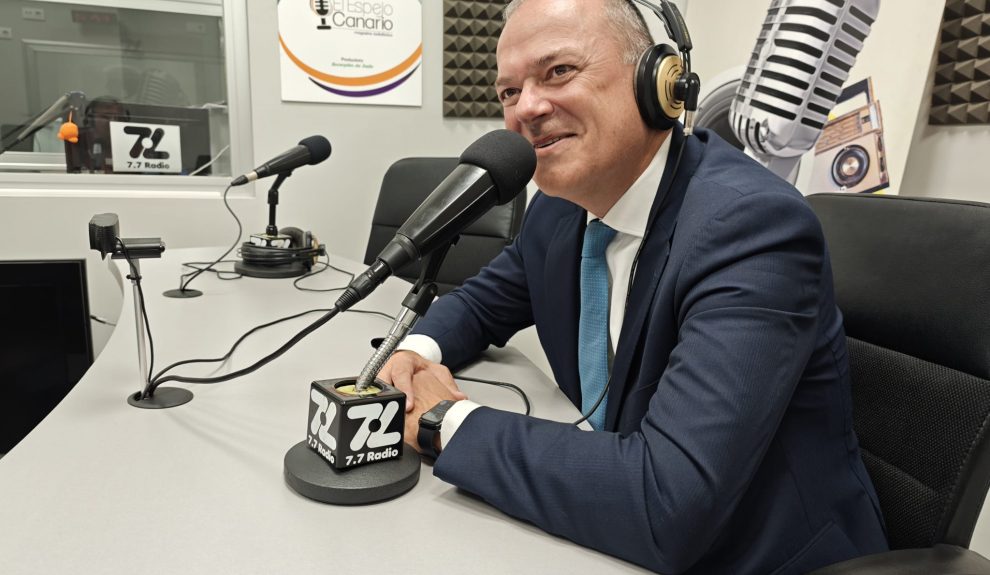 Augusto Hidalgo en los estudios de El Espejo Canario