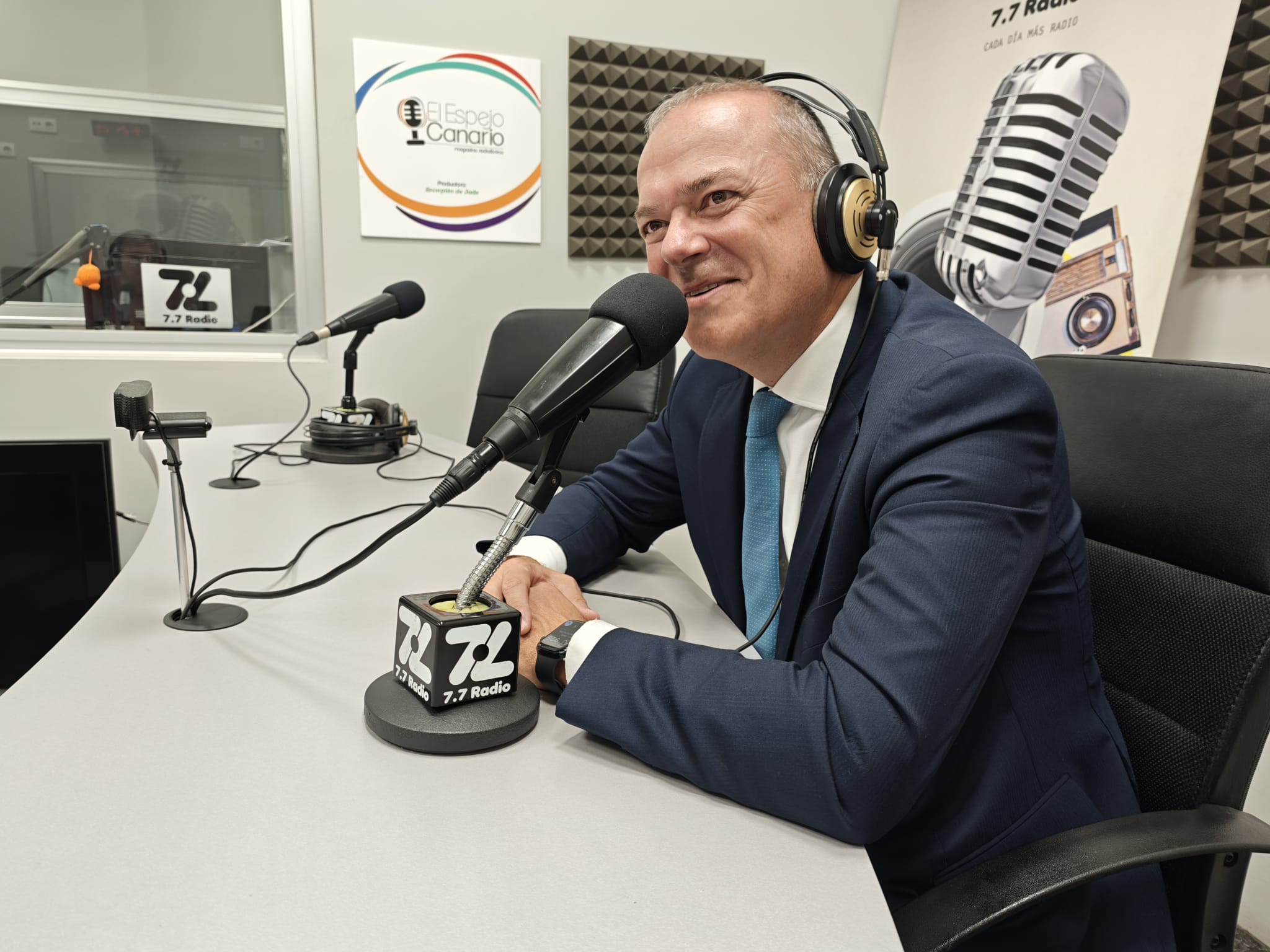 Augusto Hidalgo en los estudios de El Espejo Canario