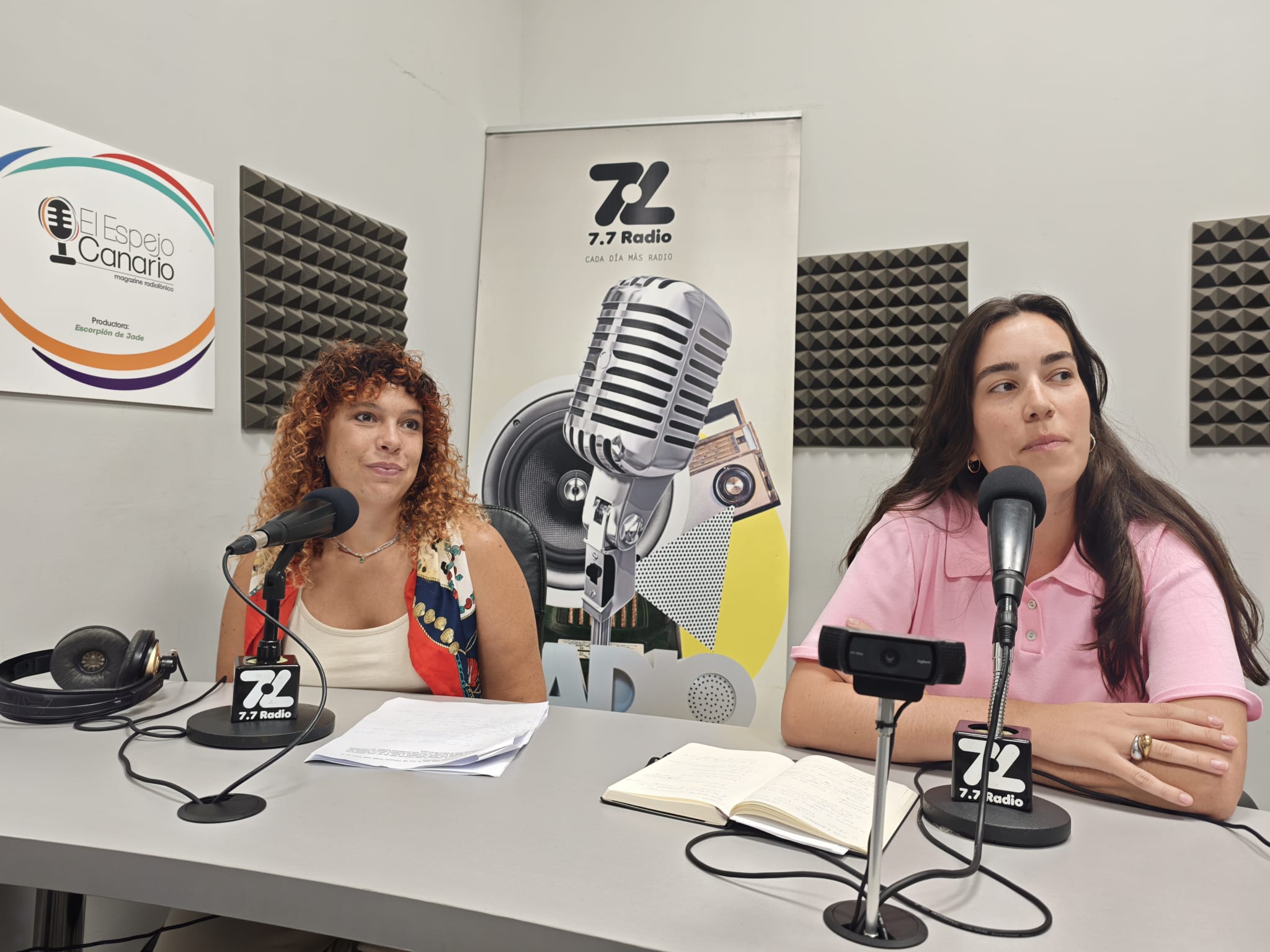 Irina Betancort y Laura Nolasco en los estudios de El Espejo Canario