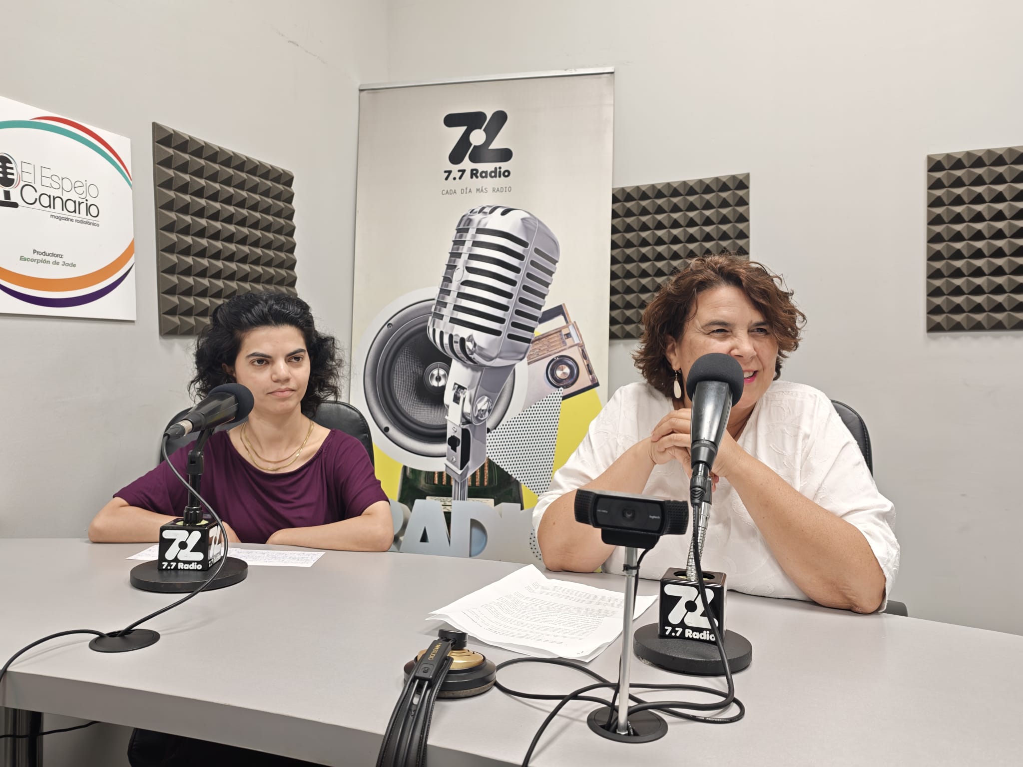 Marta Hernández y Ana Sánchez en los estudios de El Espejo Canario