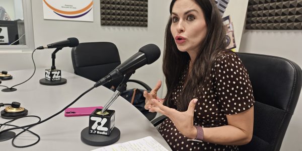 Claudia Pérez en los estudios de El Espejo Canario