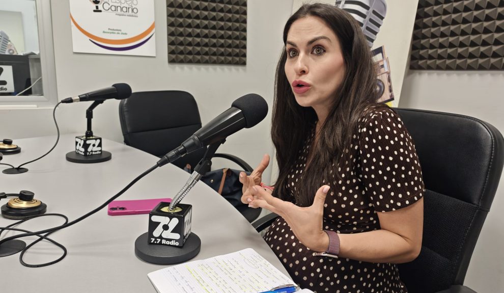 Claudia Pérez en los estudios de El Espejo Canario
