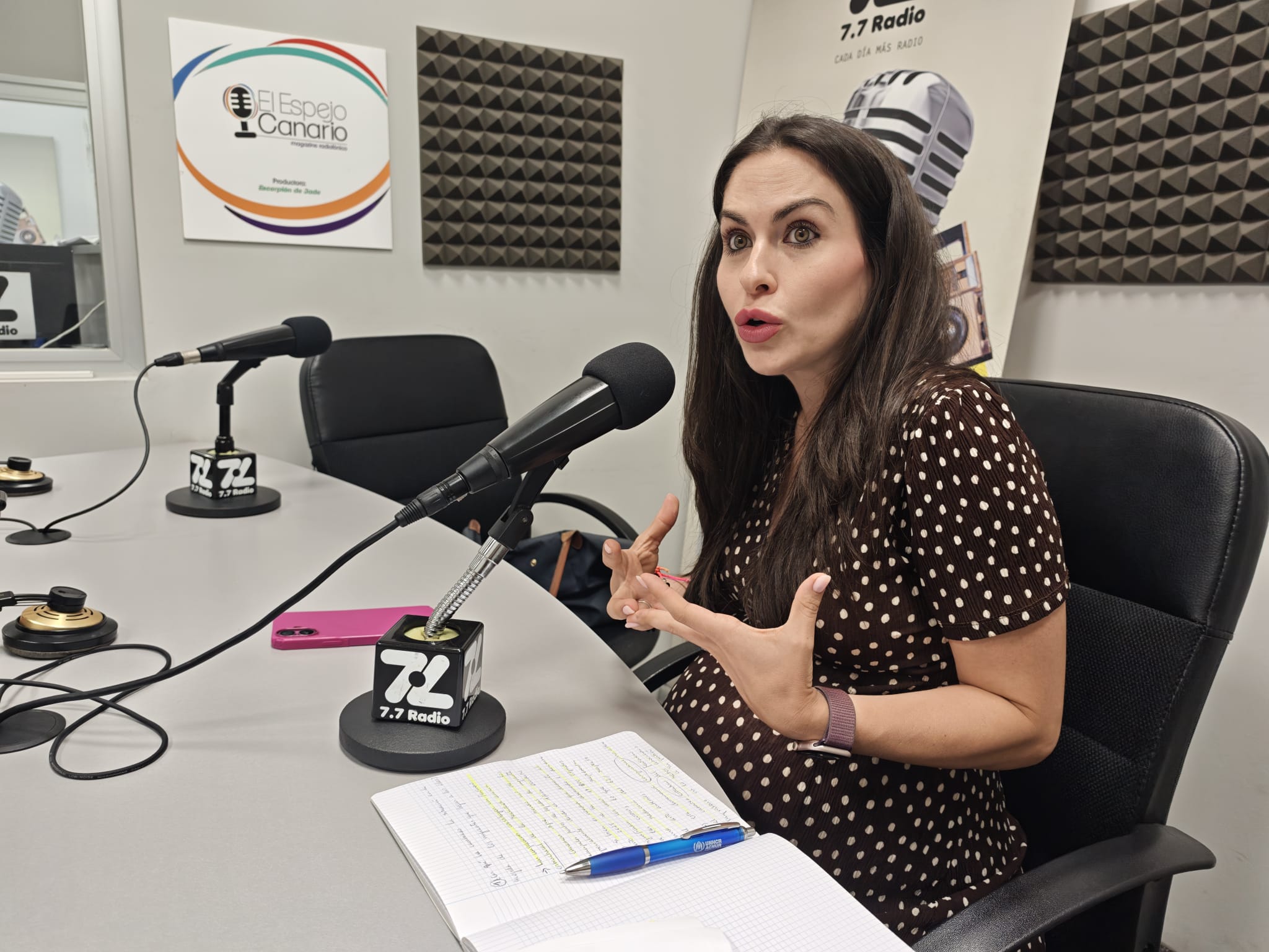 Claudia Pérez en los estudios de El Espejo Canario
