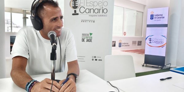 Ángel Sabroso en el set de El Espejo Canario en la Viceconsejería de la Actividad Física y Deportes del Gobierno de Canarias