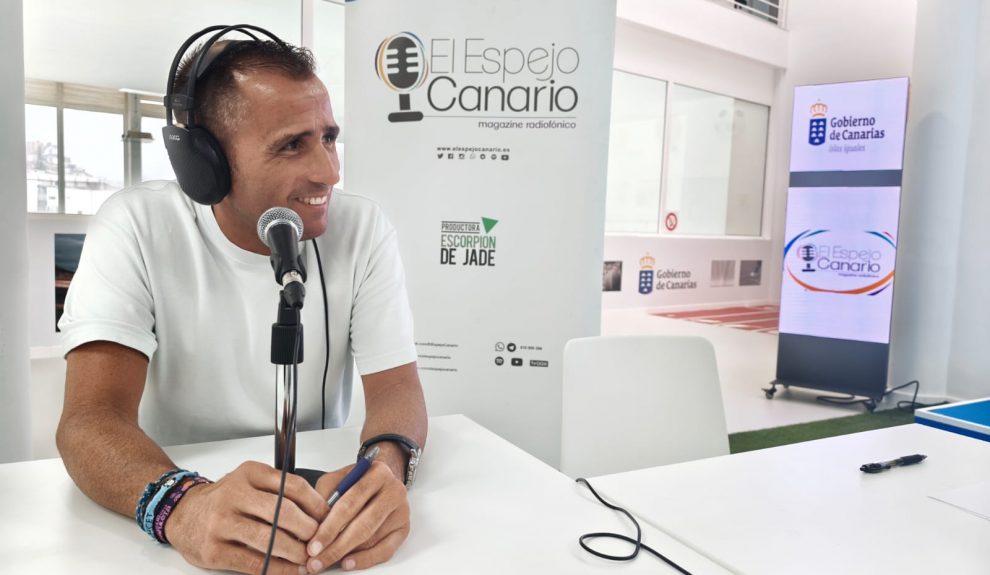 Ángel Sabroso en el set de El Espejo Canario en la Viceconsejería de la Actividad Física y Deportes del Gobierno de Canarias