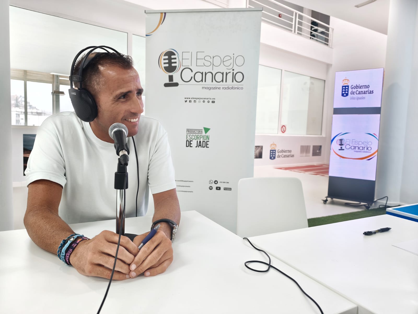 Ángel Sabroso en el set de El Espejo Canario en la Viceconsejería de la Actividad Física y Deportes del Gobierno de Canarias
