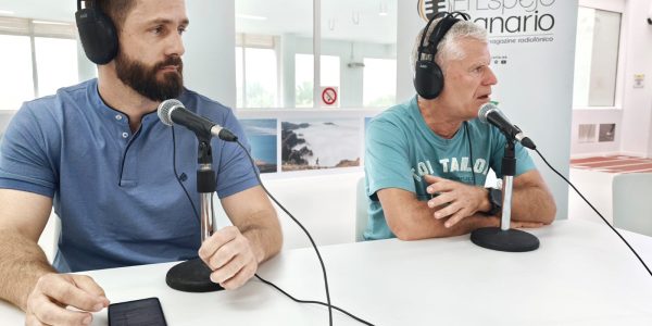 Airam García y Narciso Rodríguez en el set de El Espejo Canario en la Viceconsejería de la Actividad Física y Deportes del Gobierno de Canarias