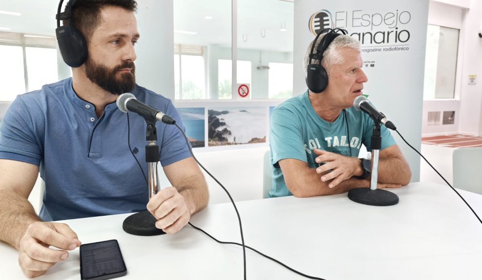 Airam García y Narciso Rodríguez en el set de El Espejo Canario en la Viceconsejería de la Actividad Física y Deportes del Gobierno de Canarias