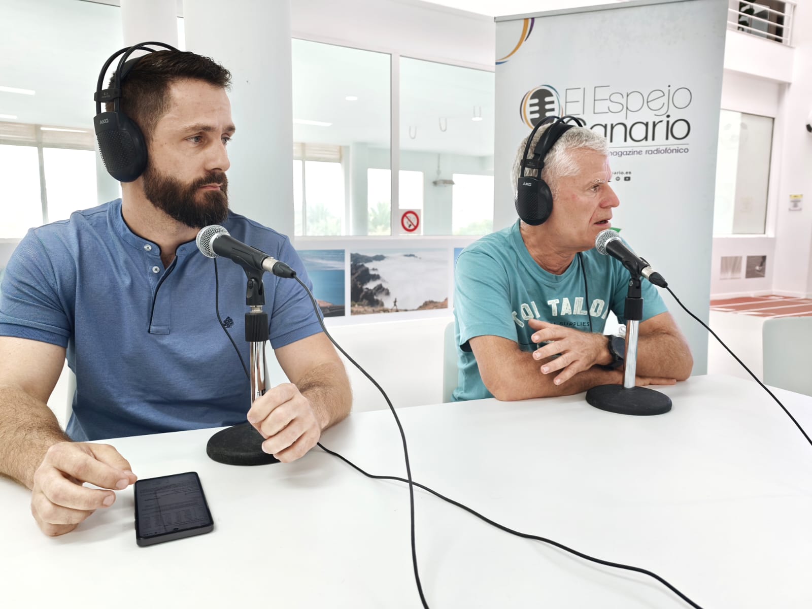Airam García y Narciso Rodríguez en el set de El Espejo Canario en la Viceconsejería de la Actividad Física y Deportes del Gobierno de Canarias