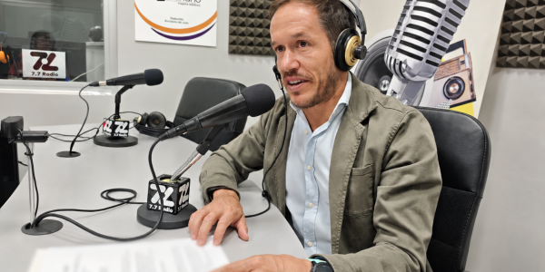 Mariano Hernández Zapata en los estudios de El Espejo Canario