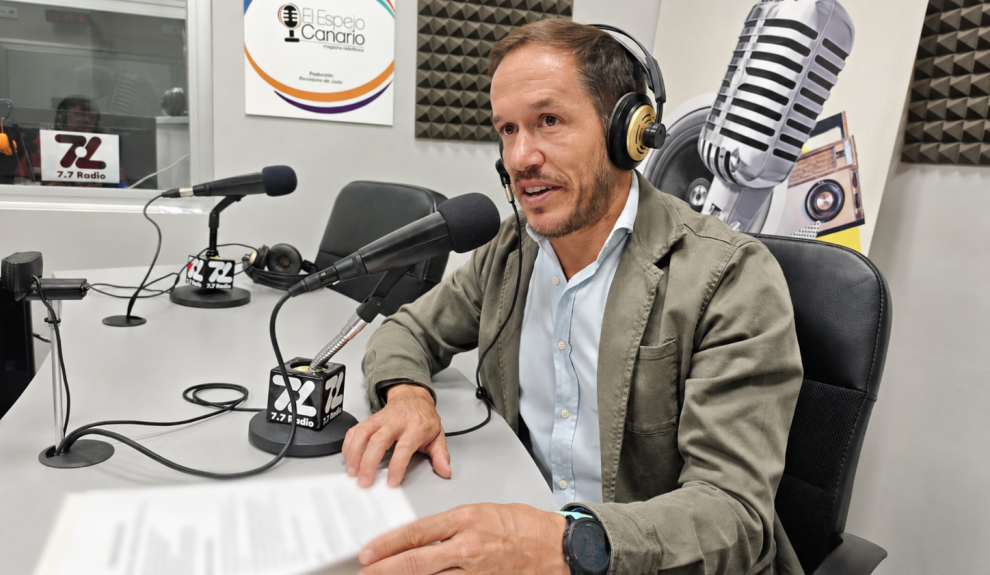 Mariano Hernández Zapata en los estudios de El Espejo Canario