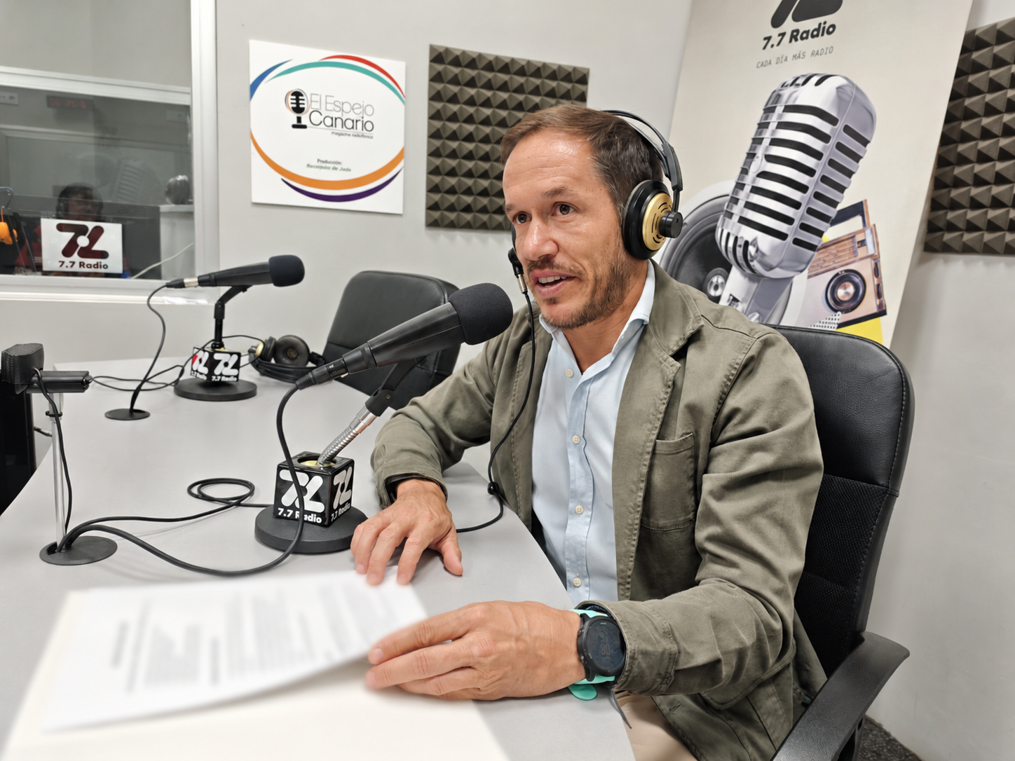 Mariano Hernández Zapata en los estudios de El Espejo Canario