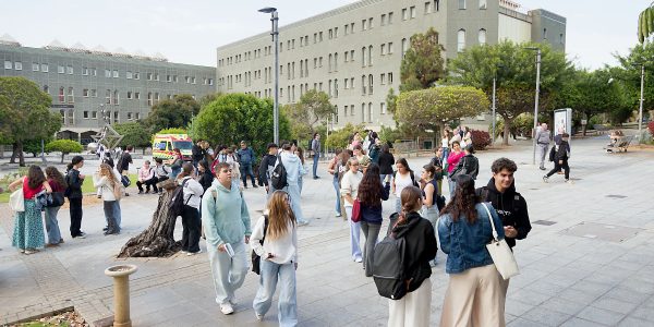 El estudio señala que desplazarse a la universidad caminando o en bicicleta se relaciona con menores niveles de estrés | Foto: Emeterio Suárez (CC BY 3.0)