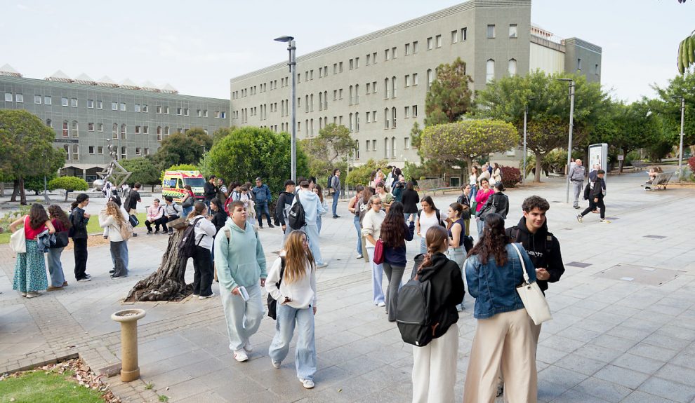El estudio señala que desplazarse a la universidad caminando o en bicicleta se relaciona con menores niveles de estrés | Foto: Emeterio Suárez (CC BY 3.0)