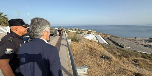 Visita del Ministro del Interior al Centro de Atención Temporal de Extranjeros habilitado en Ceuta | Foto: Ministerio del Interior