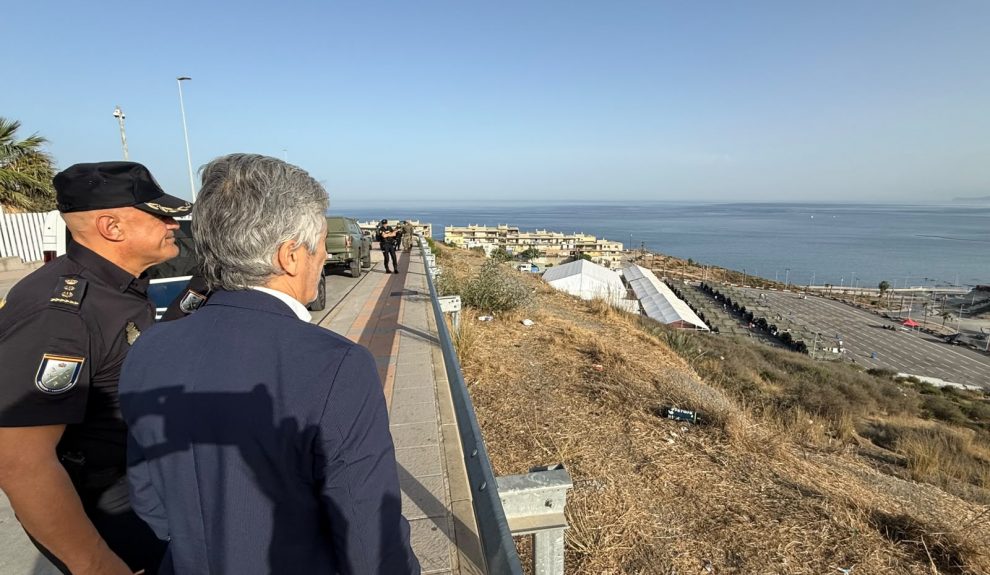 Visita del Ministro del Interior al Centro de Atención Temporal de Extranjeros habilitado en Ceuta | Foto: Ministerio del Interior