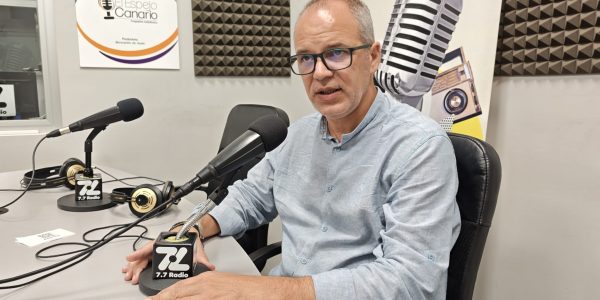 Toni Acosta en los estudios de El Espejo Canario