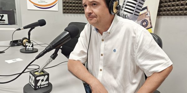Carlos Medina en los estudios de El Espejo Canario