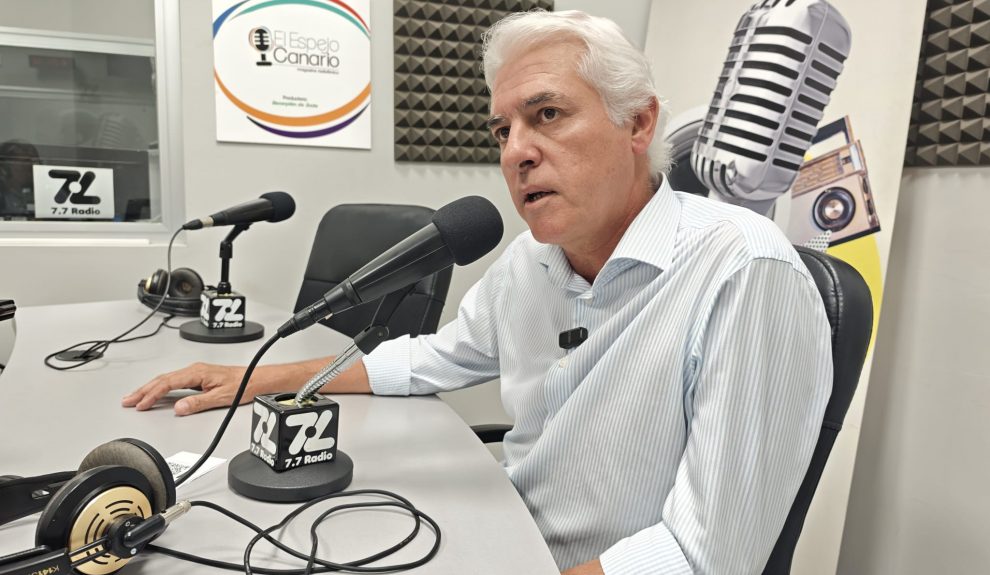 Carlos Sánchez en los estudios de El Espejo Canario