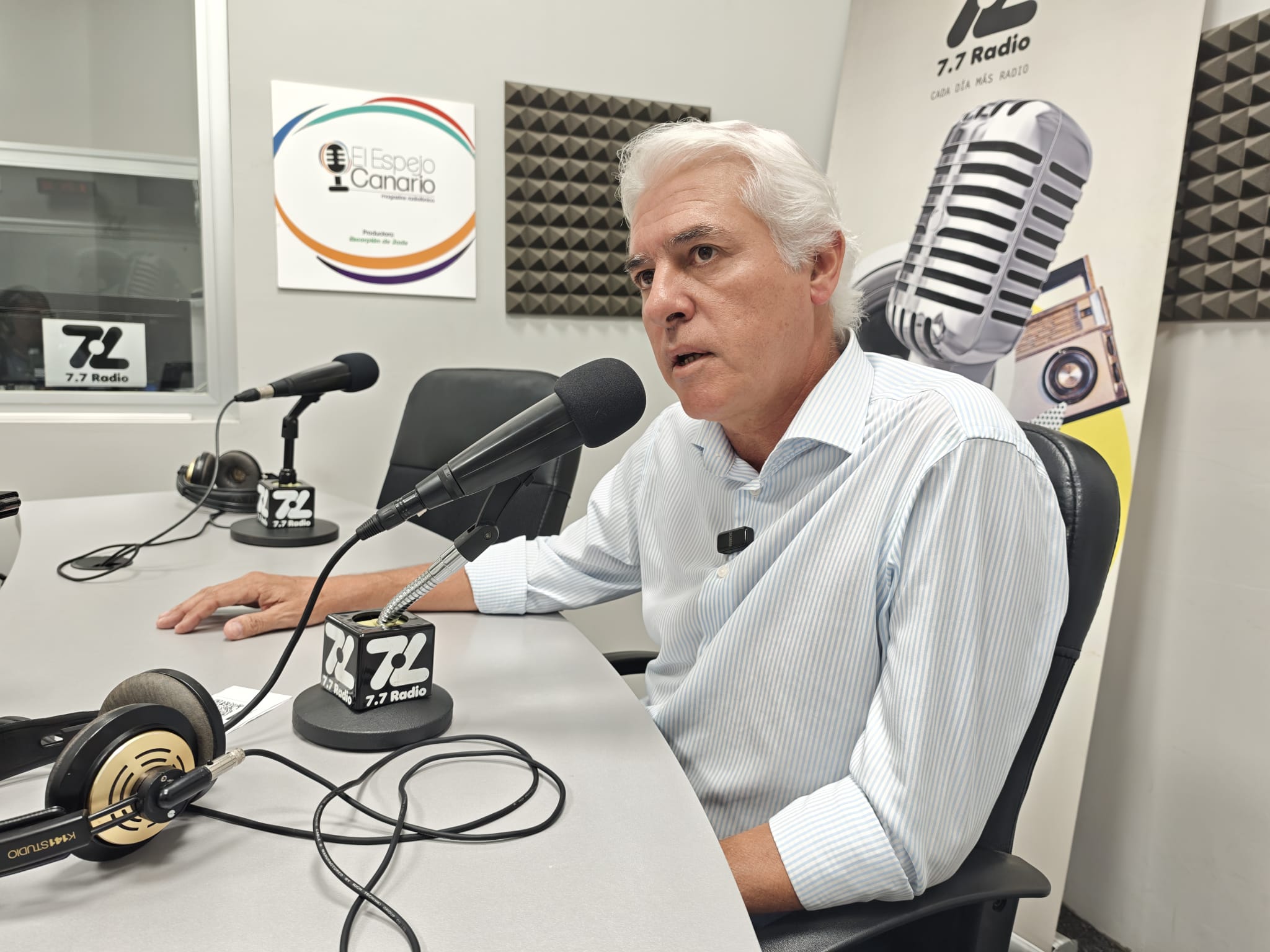 Carlos Sánchez en los estudios de El Espejo Canario