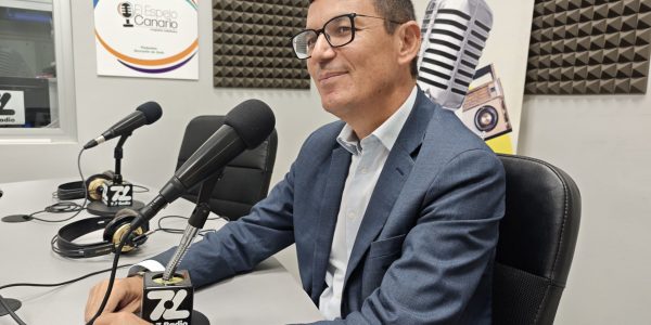 Pablo Rodríguez en los estudios de El Espejo Canario