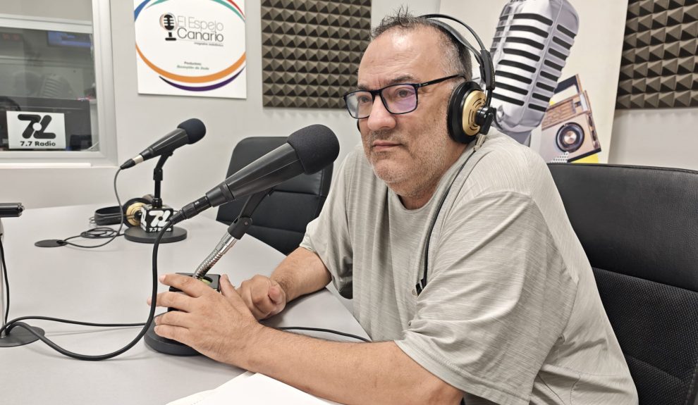 Manuel Campos en los estudios de El Espejo Canario