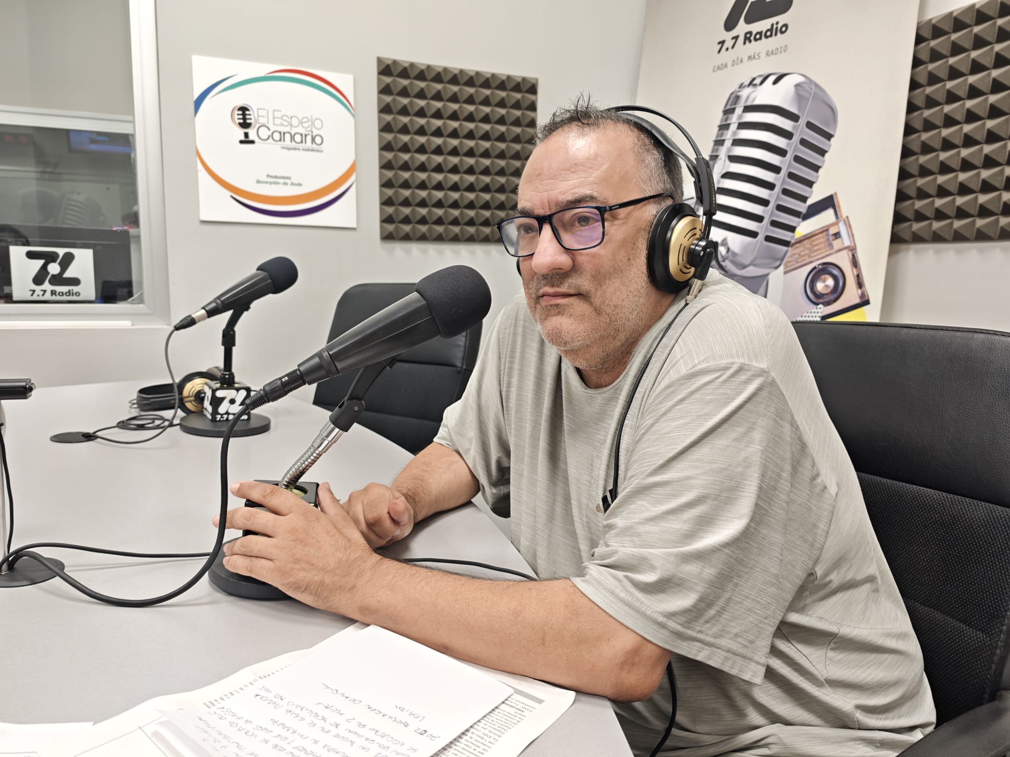 Manuel Campos en los estudios de El Espejo Canario